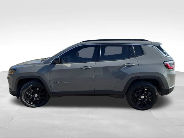 Used 2023 Gray Jeep Latitude Lux image 4