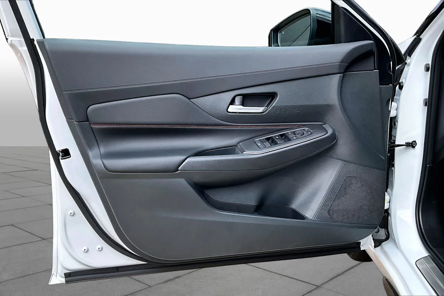 New 2026 Aspen White TriCoat / Super Black Two-tone Nissan SR image 10