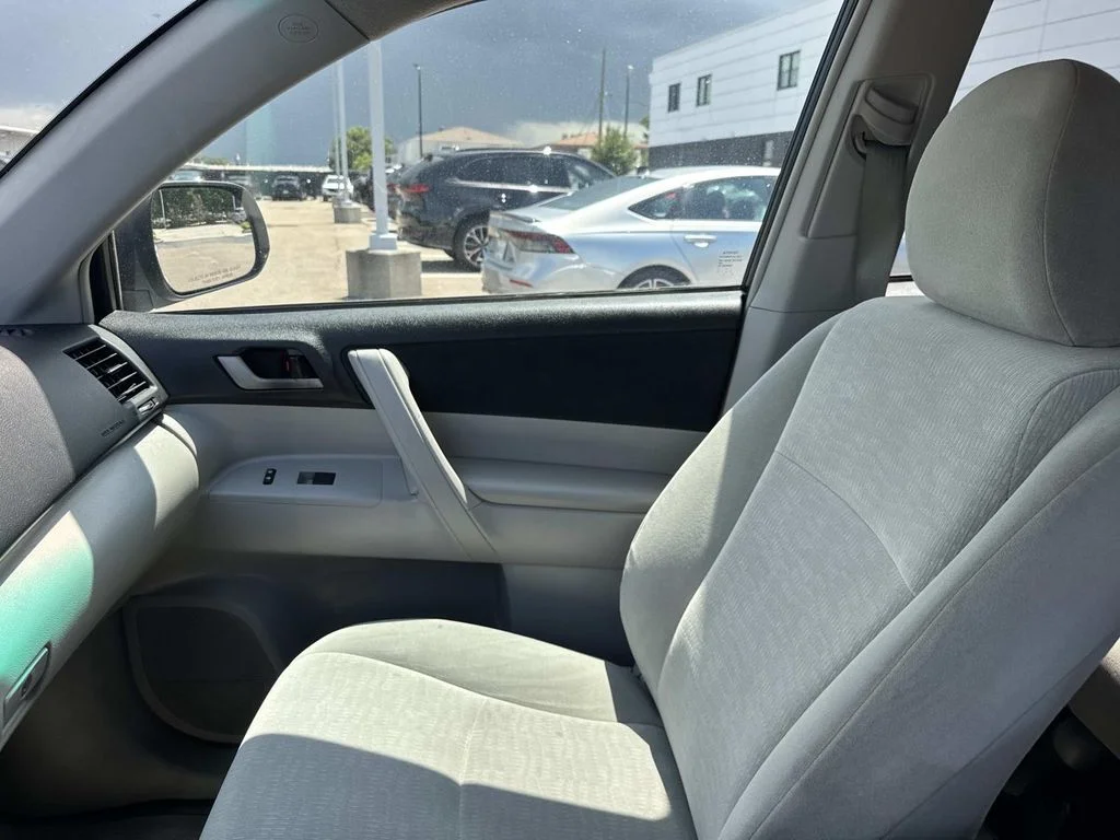 Used 2011 Silver Toyota Base image 15