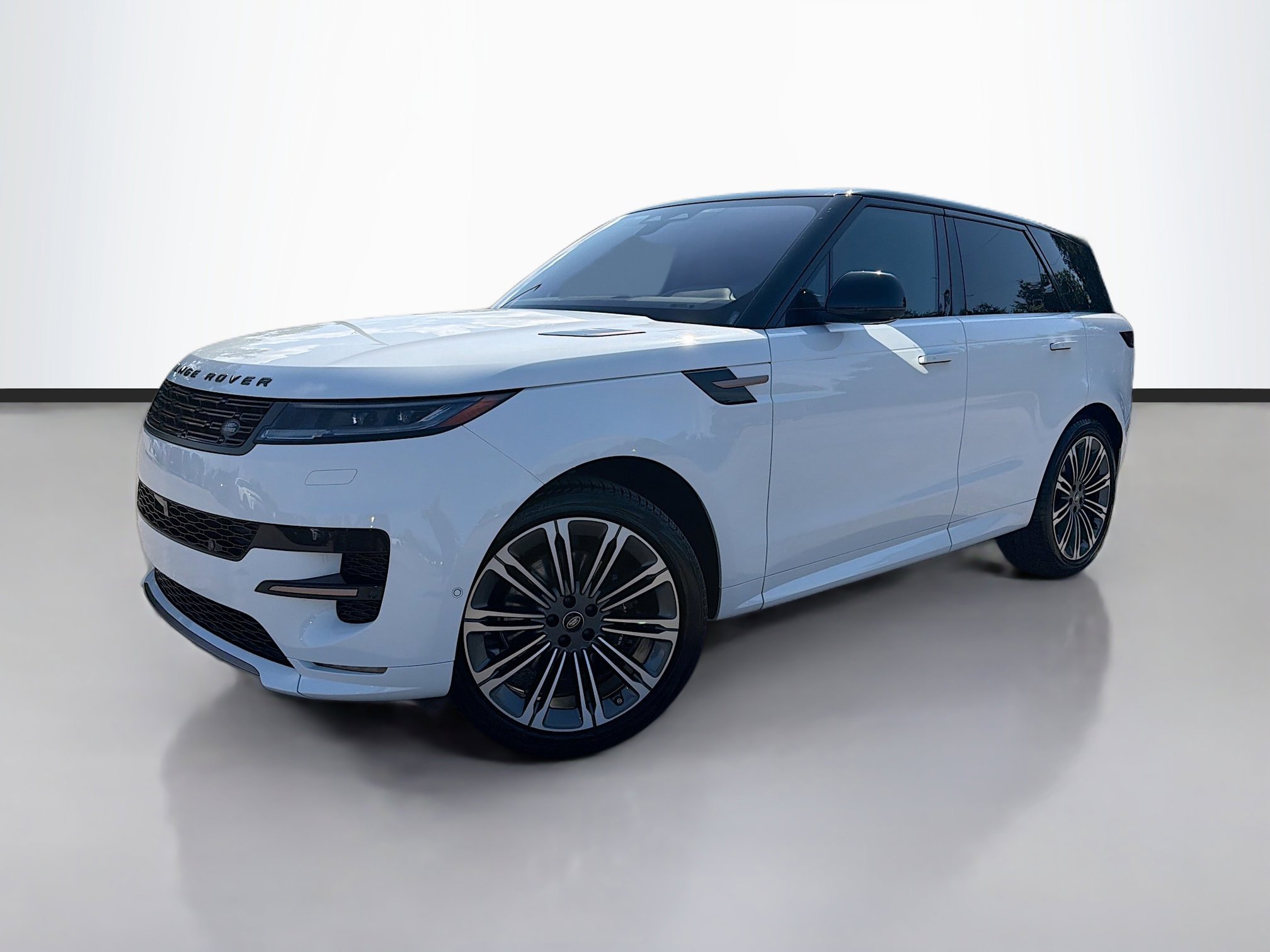 Used 2023 Fuji White Land Rover SE Dynamic image 1