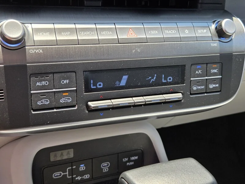 Used 2024 Cyber Gray Metallic HYUNDAI SEL FWD image 18