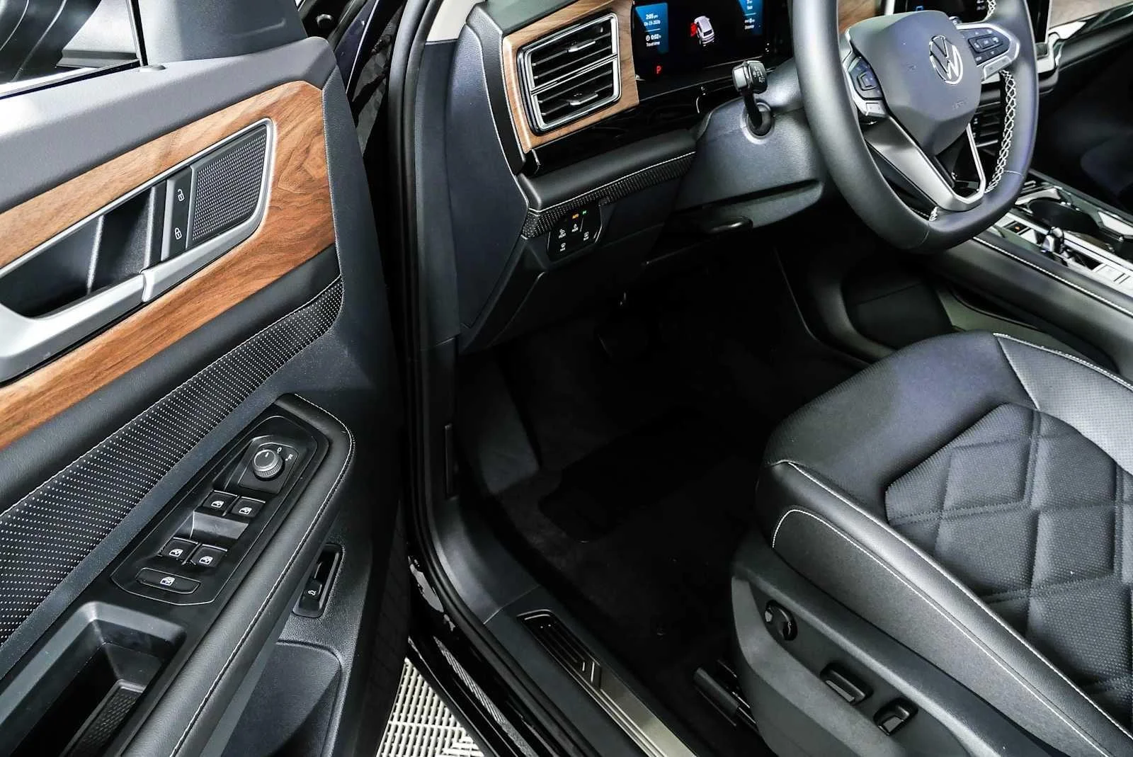 New 2026 Deep Black Pearl Volkswagen 2.0T SE w/Technology image 7