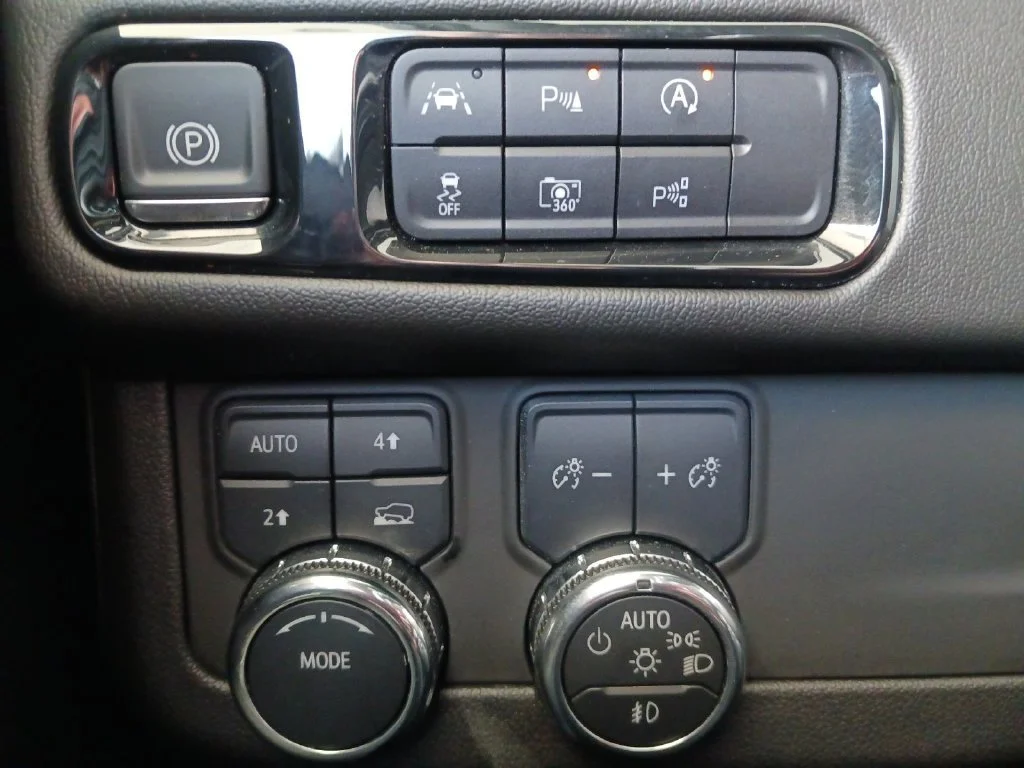 Used 2025 Sterling Metallic GMC Denali image 37