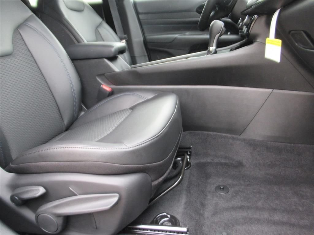 New 2026 Silver Zynith Metallic Clearcoat Jeep Latitude image 9