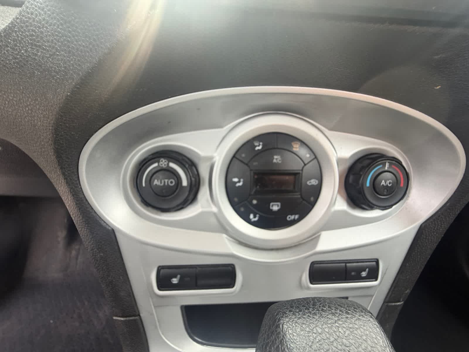 Used 2019 Magnetic Metallic Ford SE image 21