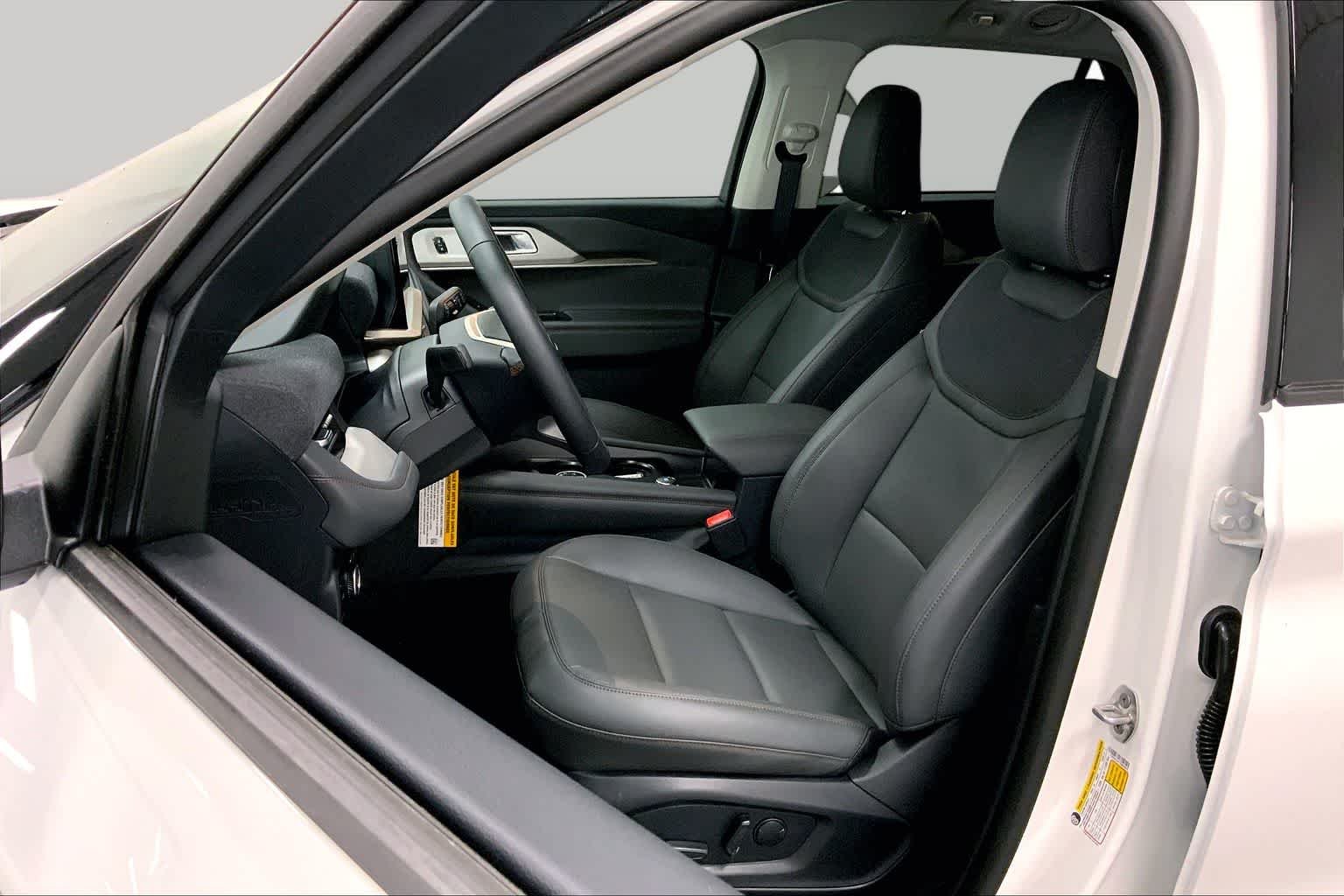 New 2026 Star White Metallic Tri-Coat Ford Active image 8