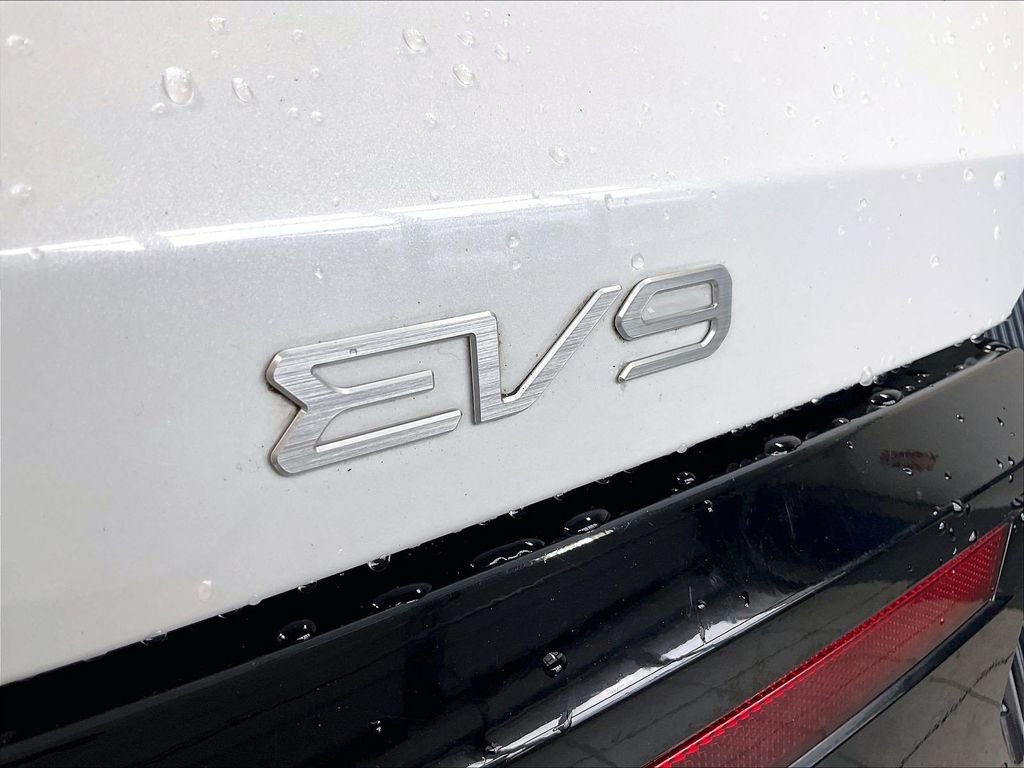 Used 2024 White Kia Land image 30
