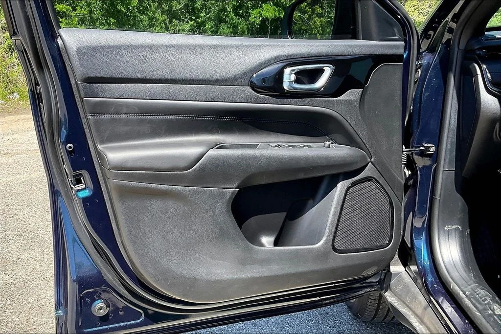 New 2026 Fathom Blue Pearl-Coat Exterior Paint Jeep Latitude image 13