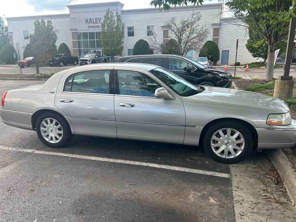 Used 2009 Lincoln Town Car Signature Limited with VIN 2LNHM82V79X609112 for sale in Midlothian, VA