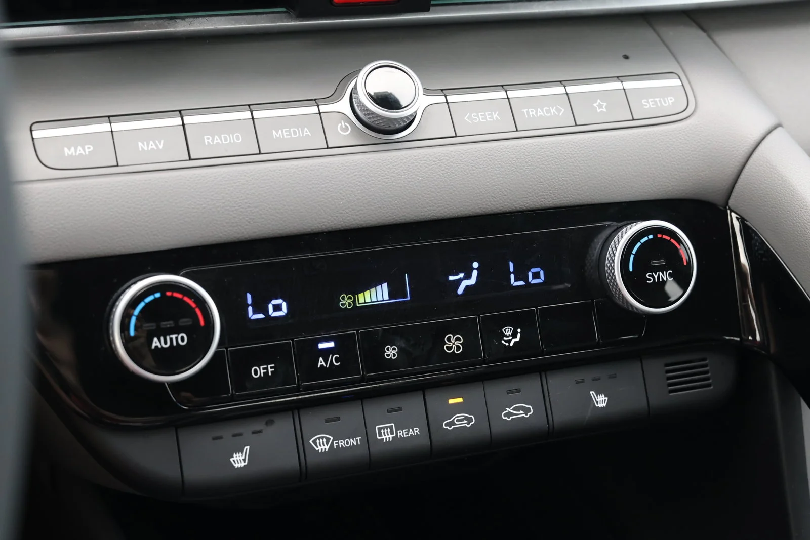 Used 2025 Silver Hyundai SEL Convenience image 24