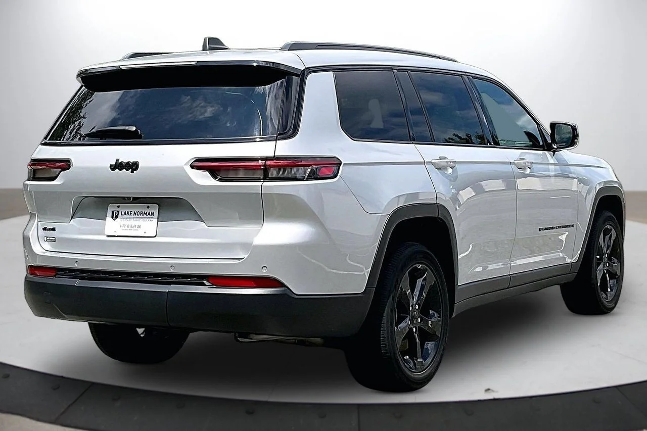 Used 2024 Silver Jeep Altitude X image 9