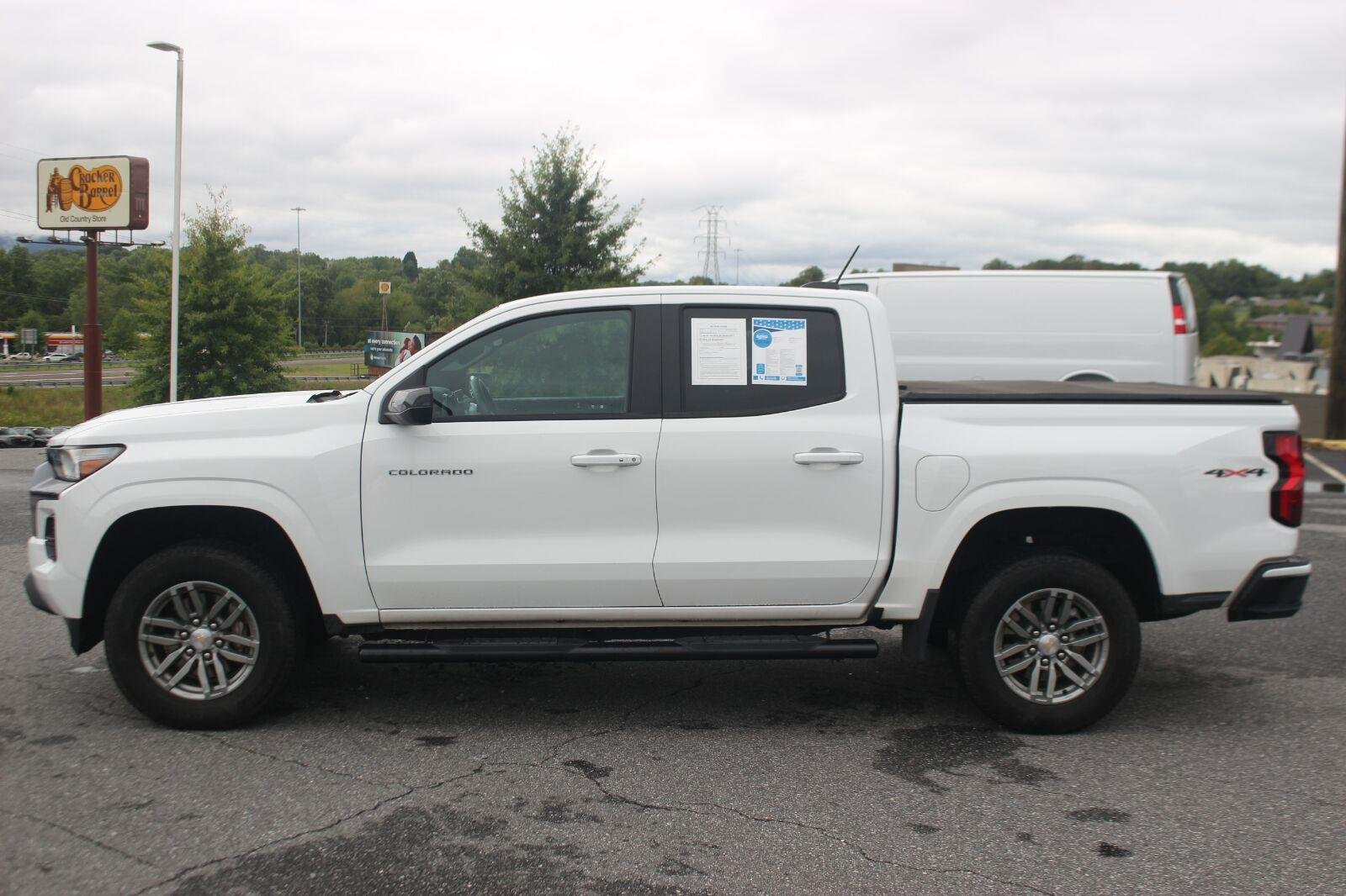 Used 2024 Summit White Chevrolet LT image 4