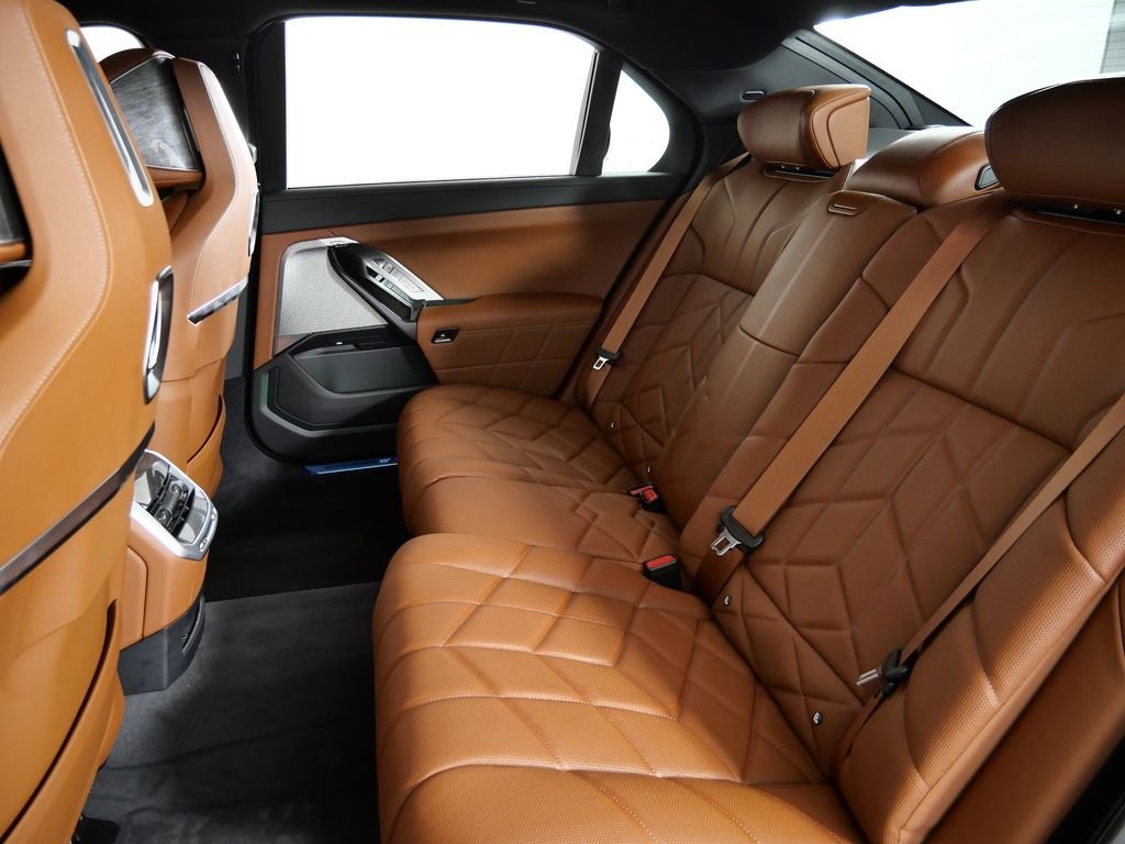 2025 BMW 7 Series 750e - Photo 32