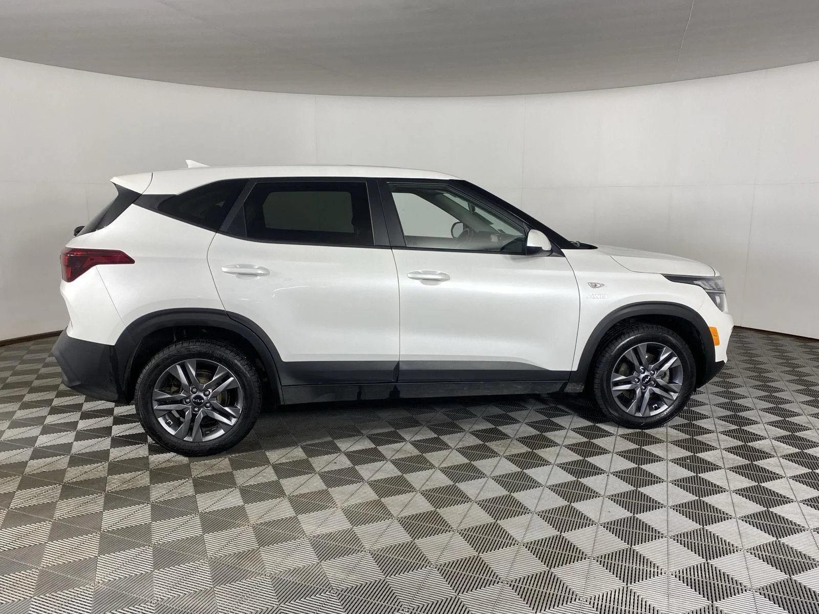 Used 2022 Snow White Pearl Kia LX image 23