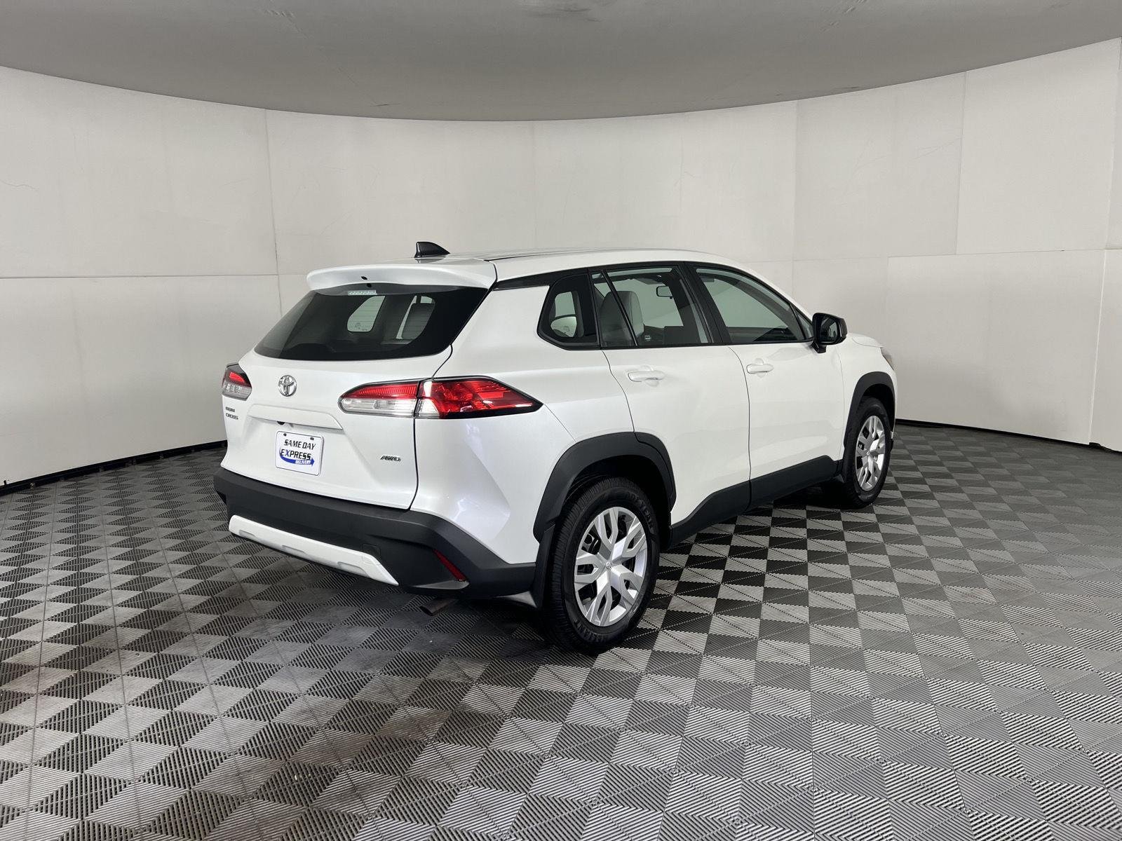 Used 2022 Wind Chill Pearl Toyota L image 18