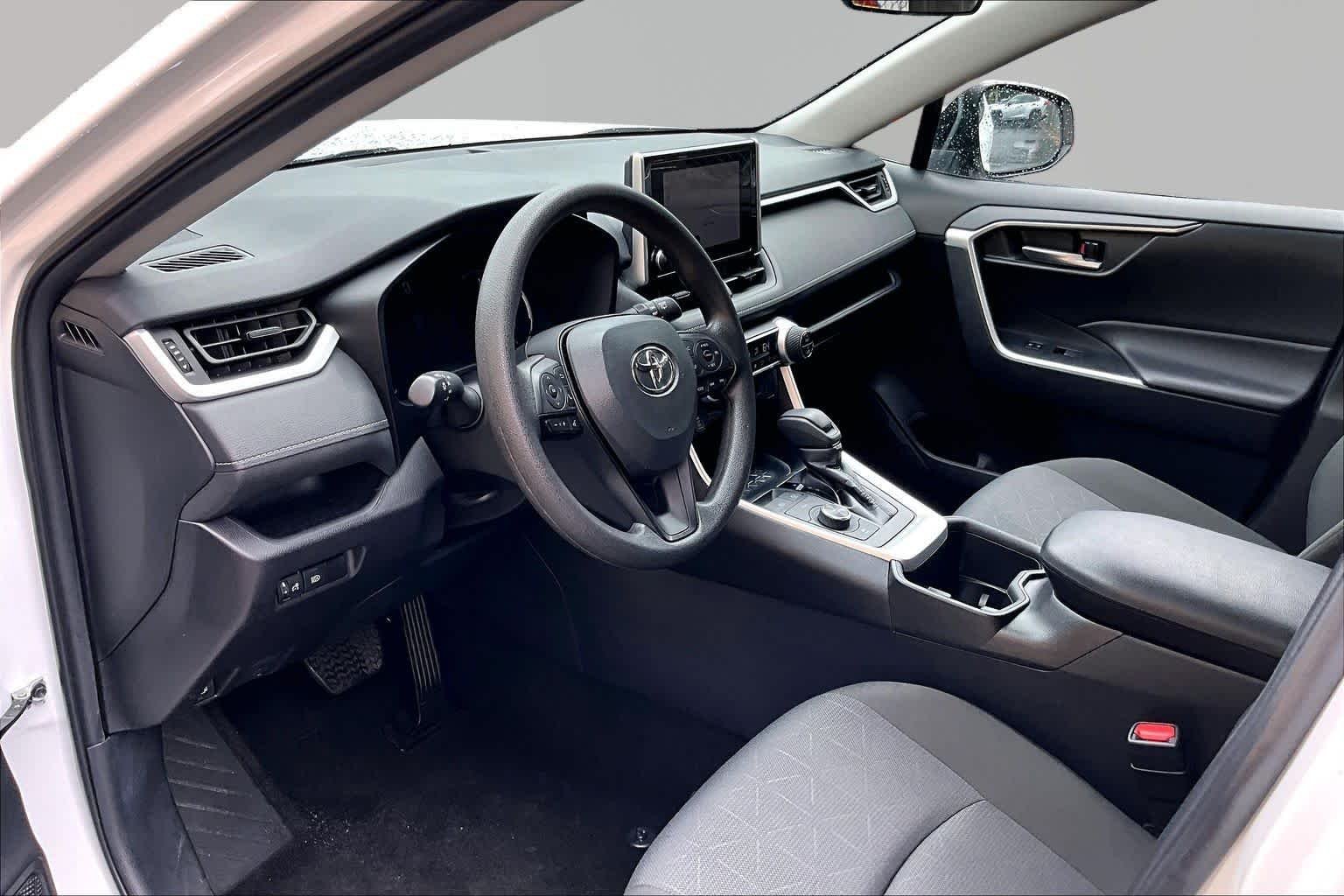 Used 2025 Ice Cap Toyota Hybrid XLE image 18