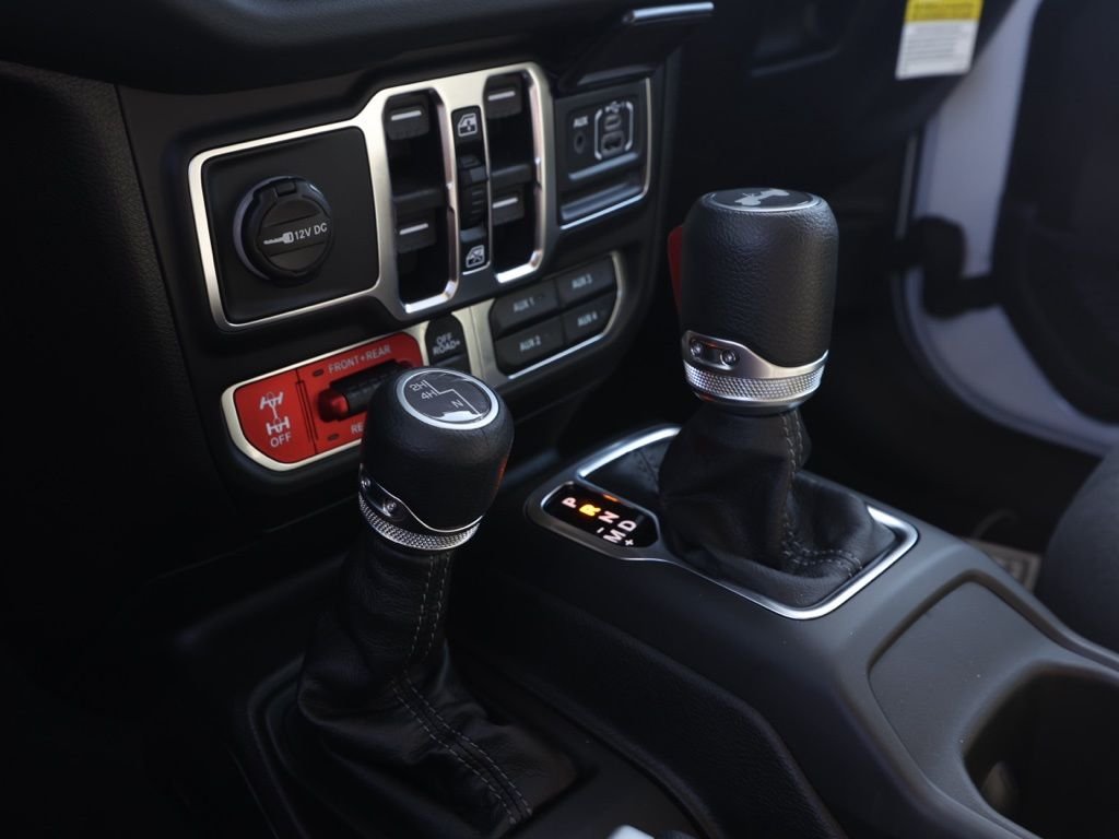 New 2026 Bright White Clear-Coat Exterior Paint Jeep Rubicon image 30