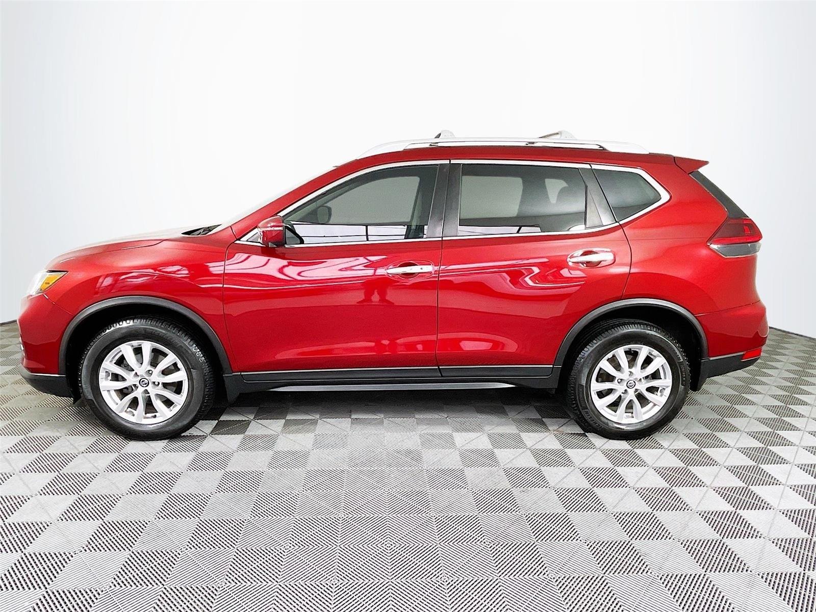 Used 2018 RED NISSAN  image 4
