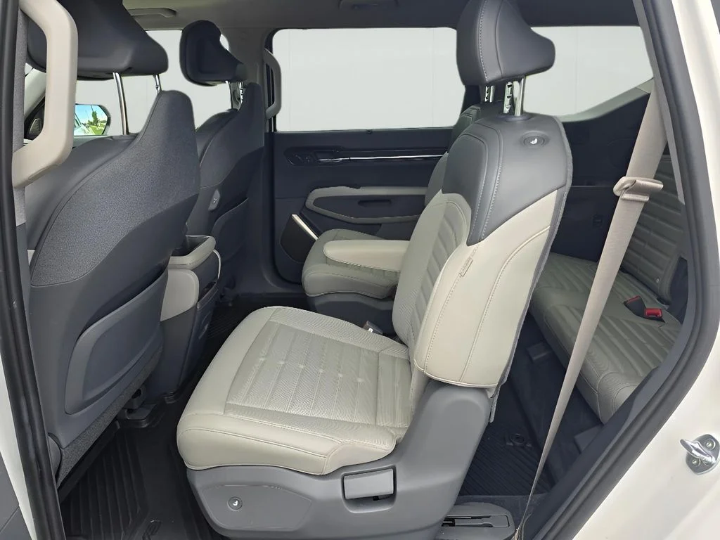 Used 2024 Snow White Pearl Kia Land image 28