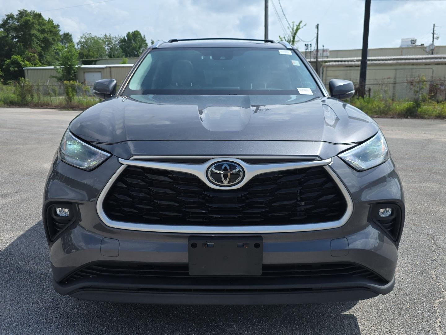 Used 2021 Magnetic Gray Metallic Toyota XLE image 11