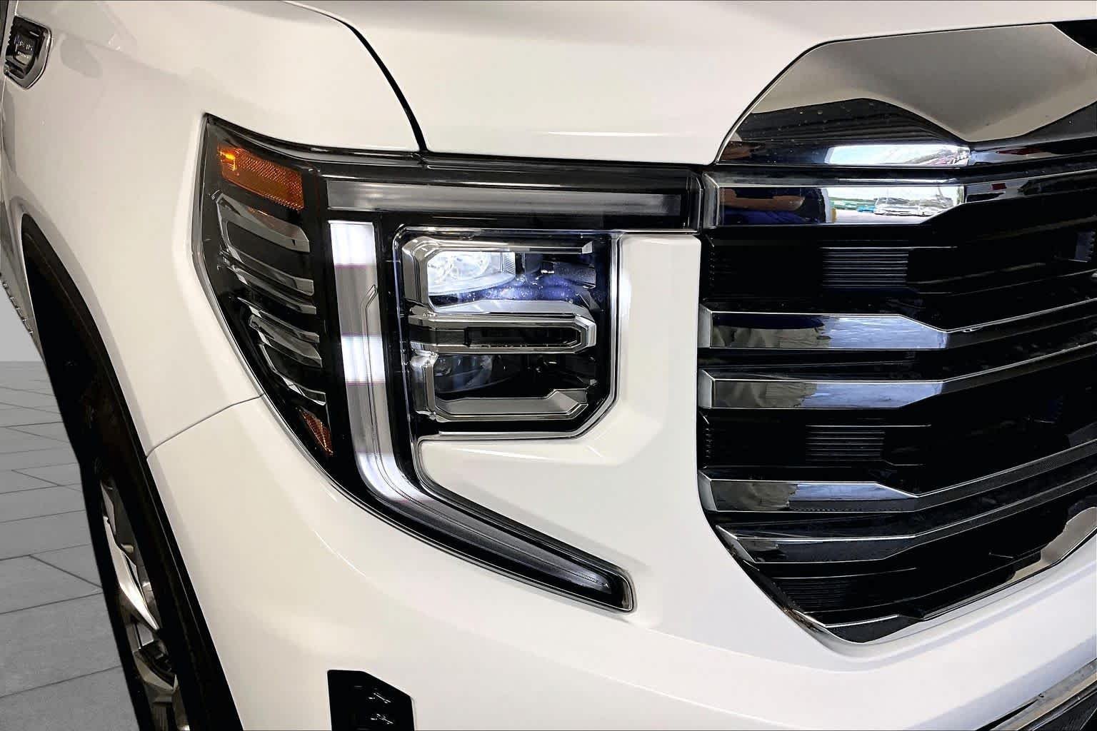 Used 2025 Summit White GMC SLT image 27
