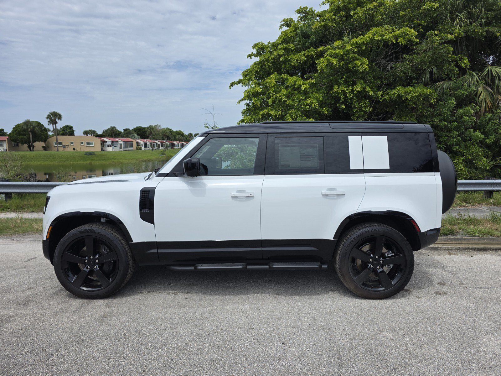 New 2026 Fuji White Land Rover P400 X-Dynamic SE image 7