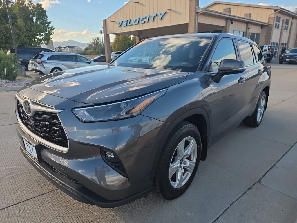 2024 Toyota Highlander LE photo 3