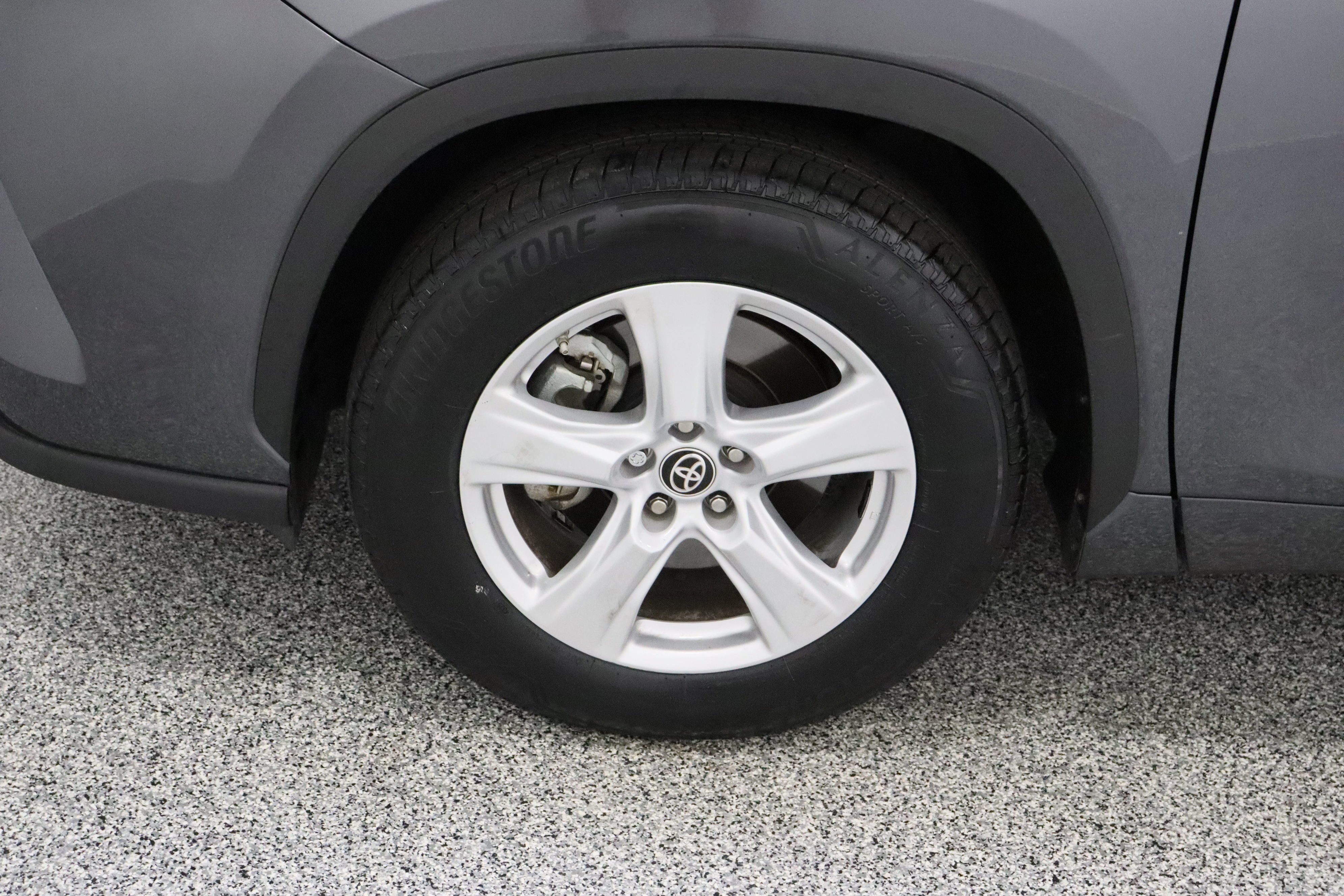 2025 Toyota Highlander LE - Photo 11
