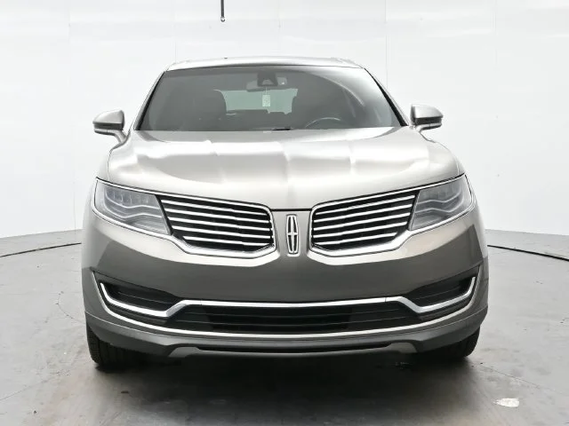 Used 2016 Luxe Metallic Lincoln Reserve image 2