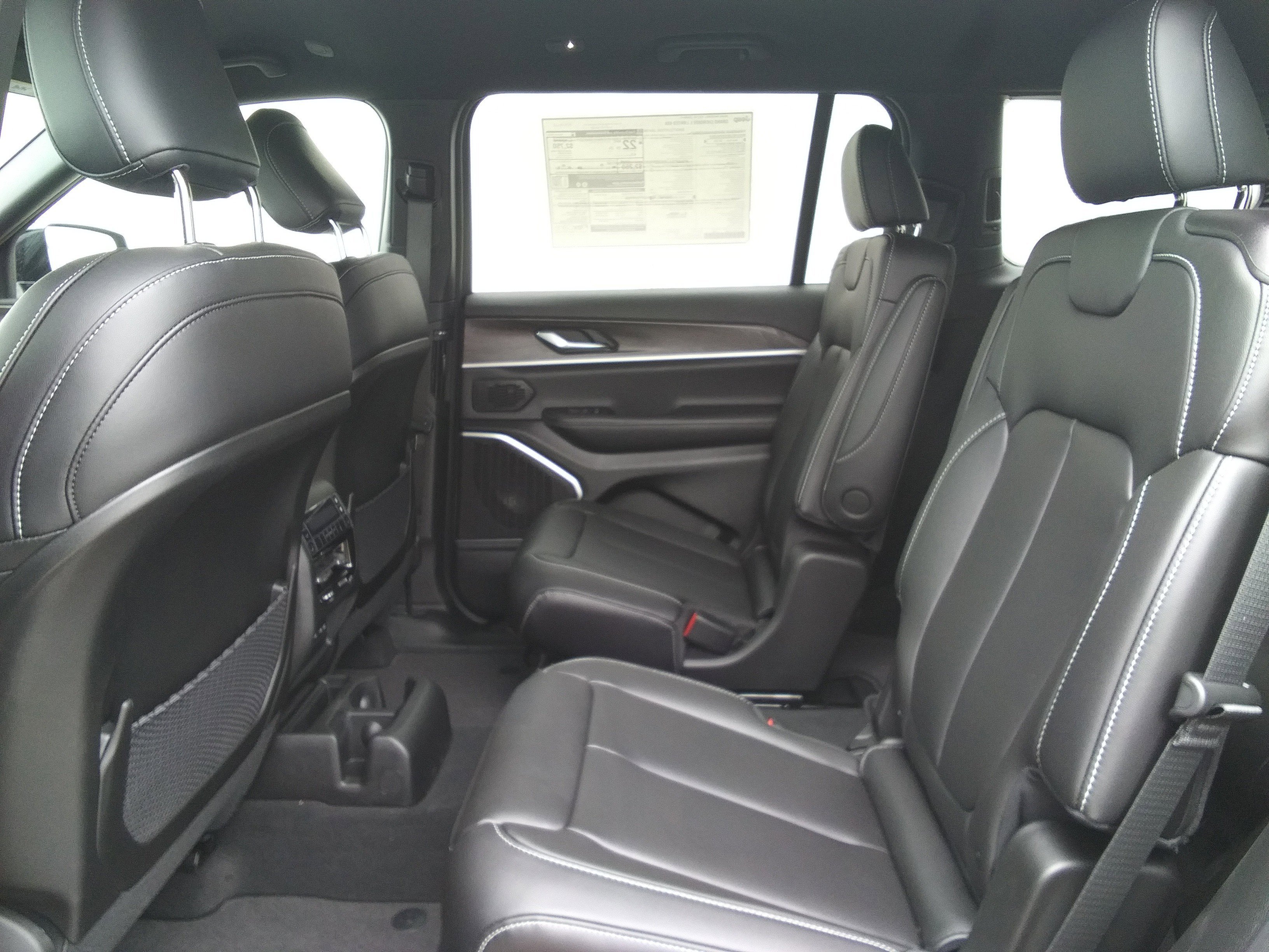 New 2026 Diamond Black Crystal Pearl-Coat Exterior Paint Jeep Limited image 11