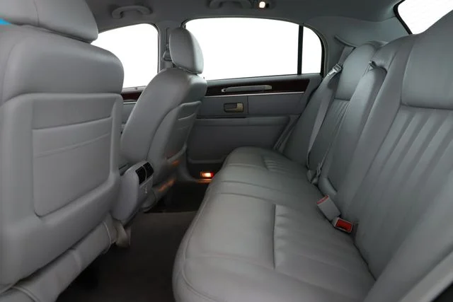 Used 2005 White Lincoln Signature image 23