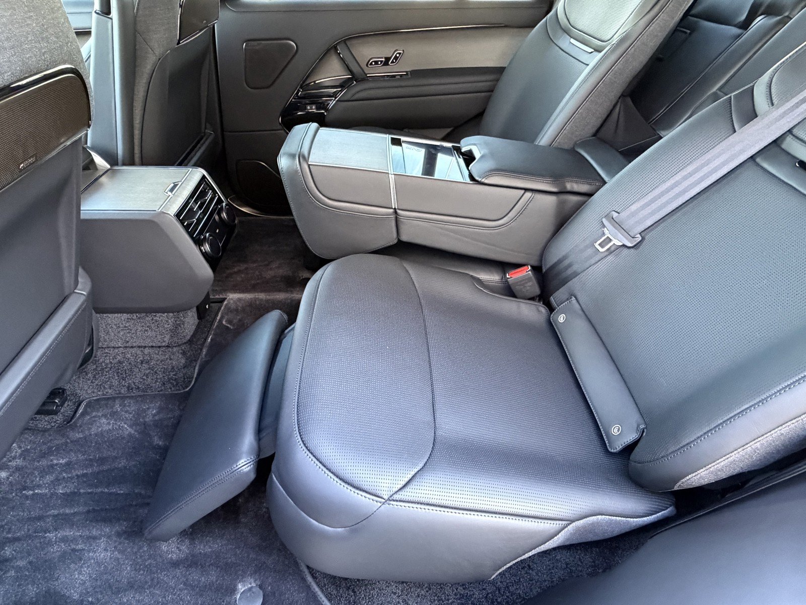 New 2026 Ostuni Pearl White Land Rover SV image 25