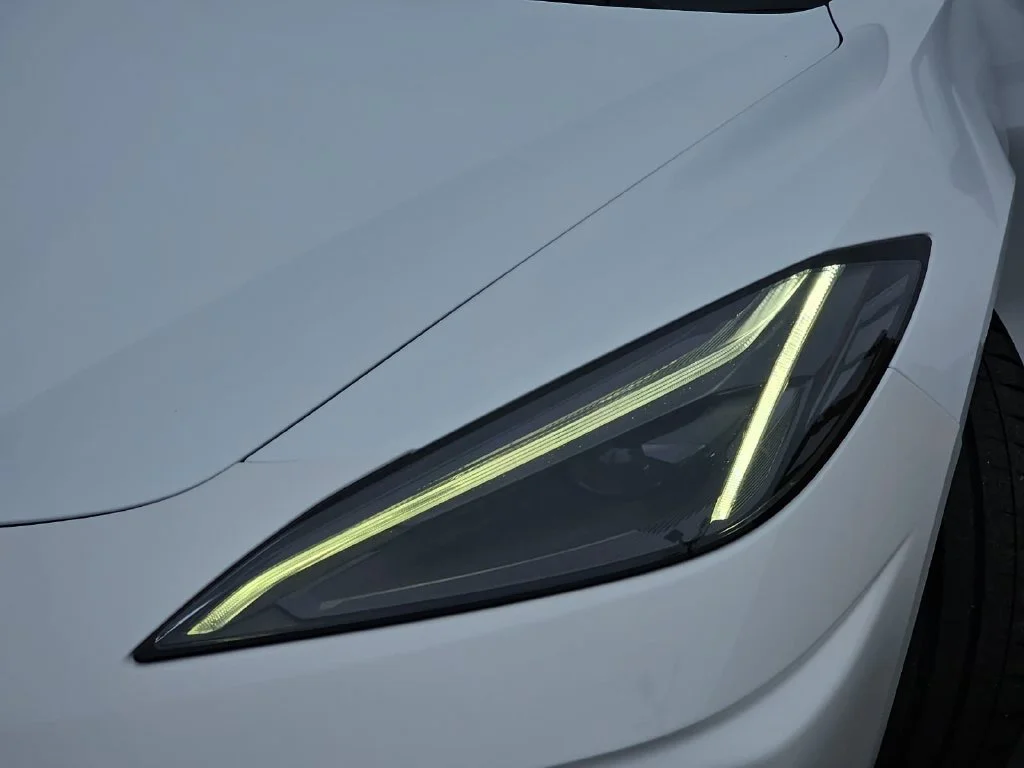 Used 2022 White Chevrolet Stingray image 34