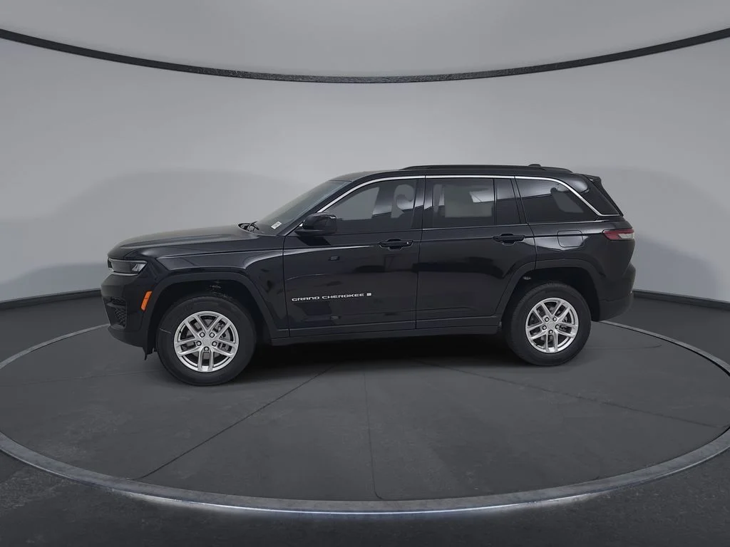 New 2026 Diamond Black Crystal Pearl-Coat Exterior Paint Jeep Laredo X image 8