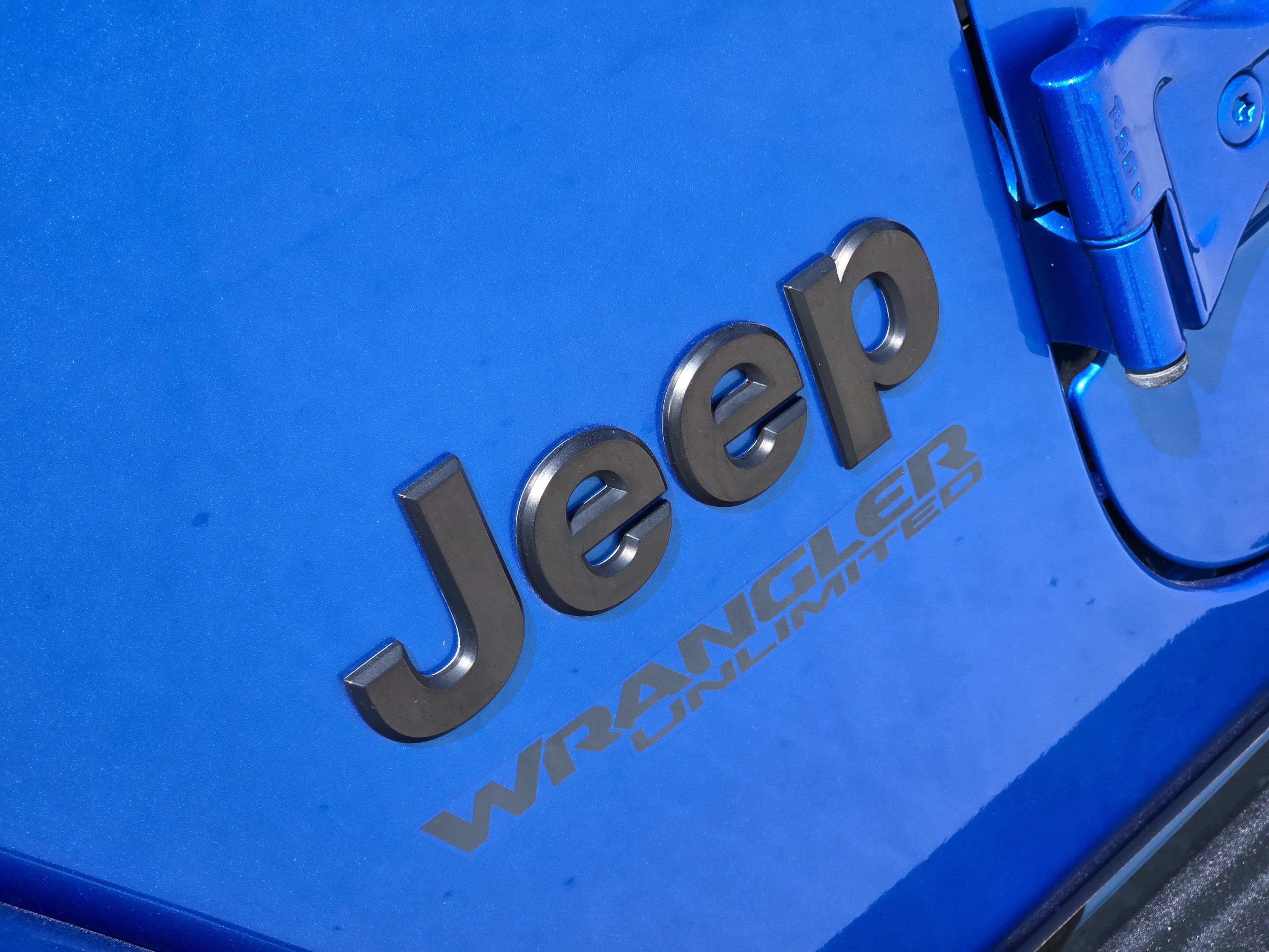 Used 2021 Hydro Blue Pearlcoat Jeep Unlimited Sahara Altitude image 11