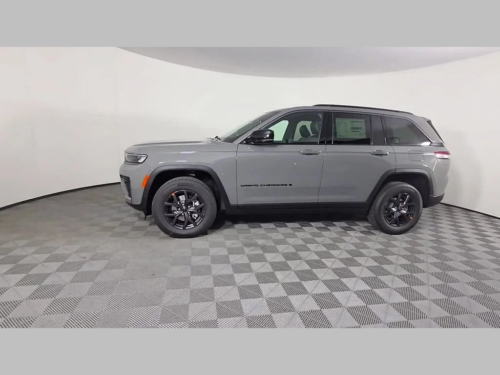 New 2027 Sting-Gray Clearcoat Jeep Laredo Altitude image 33