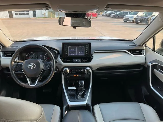 Used 2019 White Toyota XLE Premium image 4