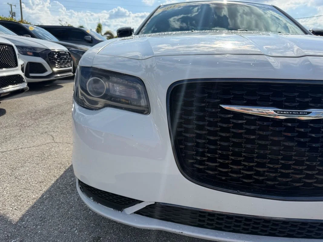 Used 2019  Chrysler Touring image 2