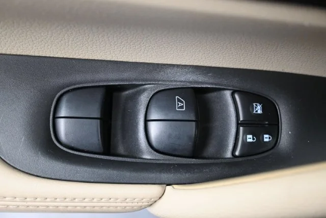 Used 2018 Pearl White Nissan SV image 12