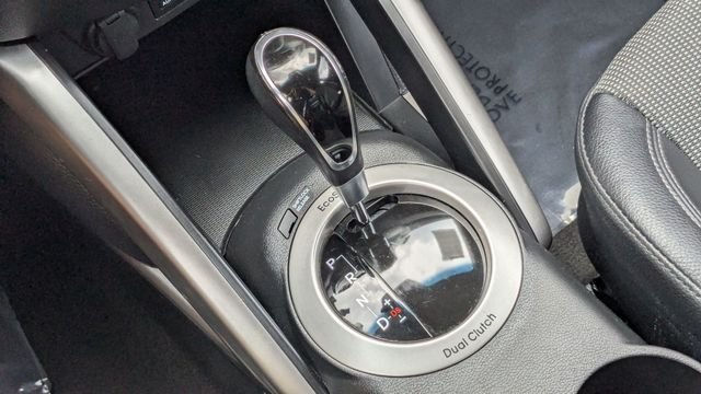 2015 Hyundai Veloster Base - Photo 23