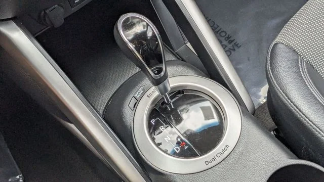 2015 Hyundai Veloster Base - Photo 23
