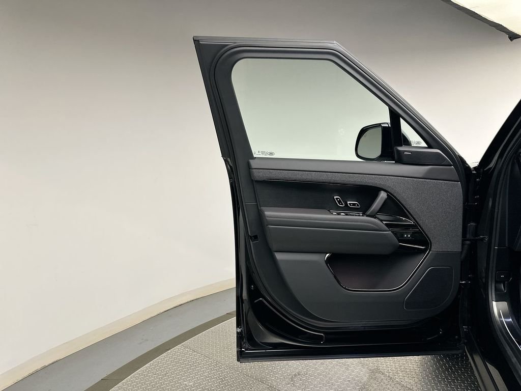 New 2026 Santorini Black Land Rover SE image 9