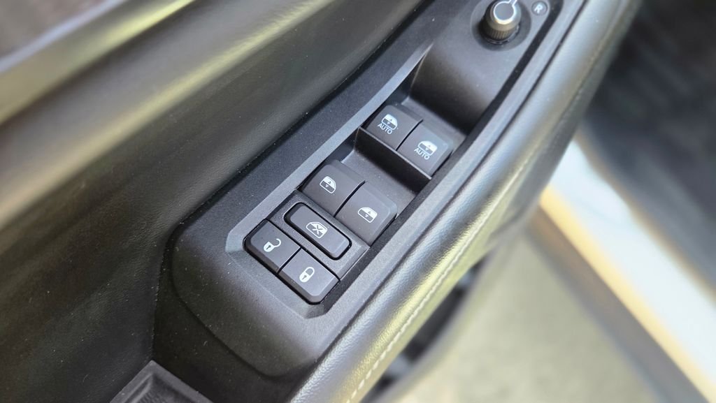 Used 2023 Silver Jeep Altitude image 12