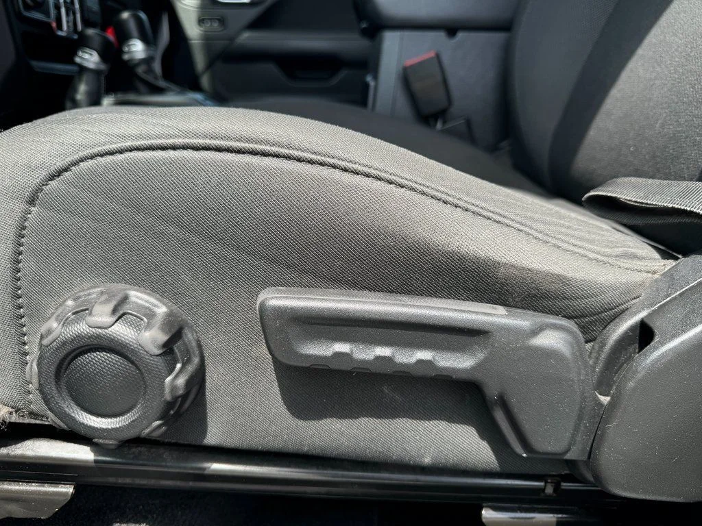 Used 2020 Silver Jeep Unlimited Sahara image 28