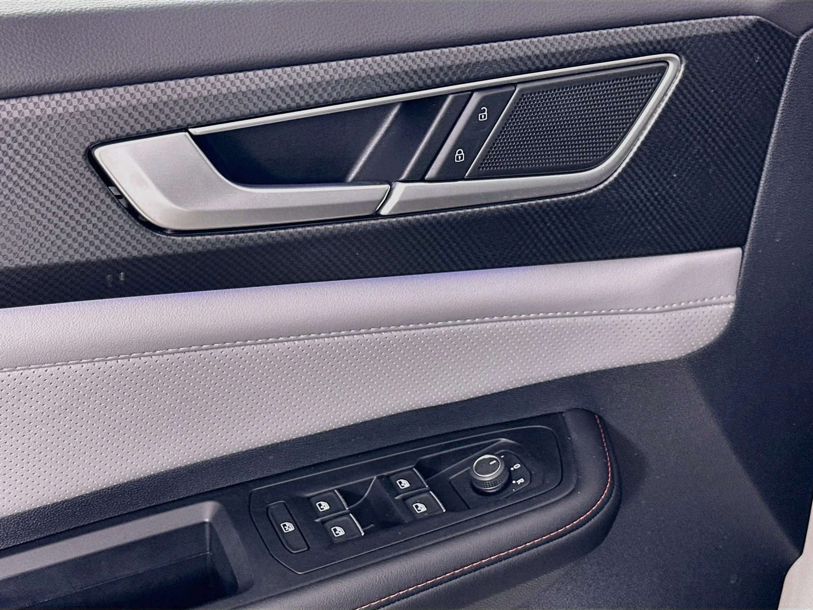 Used 2025  Volkswagen  image 18