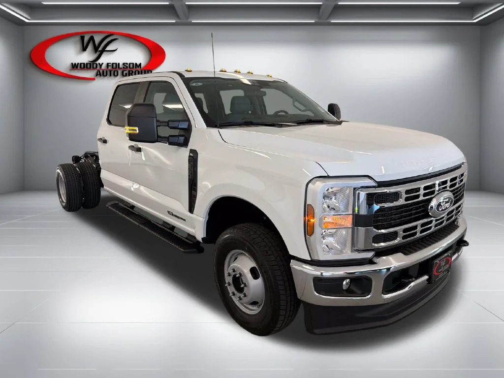 New 2027 Oxford White Ford F-350® XL image 3