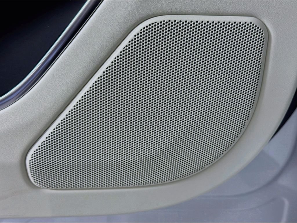 New 2027 Fuji White Land Rover SE image 19
