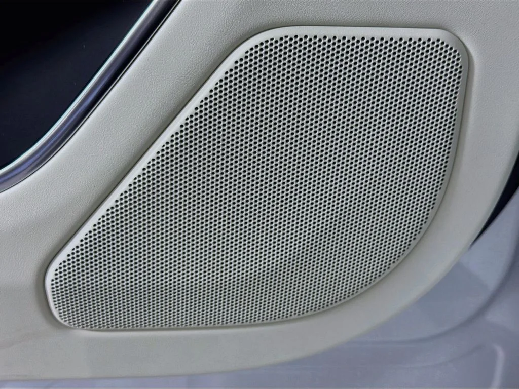 New 2027 Fuji White Land Rover SE image 19