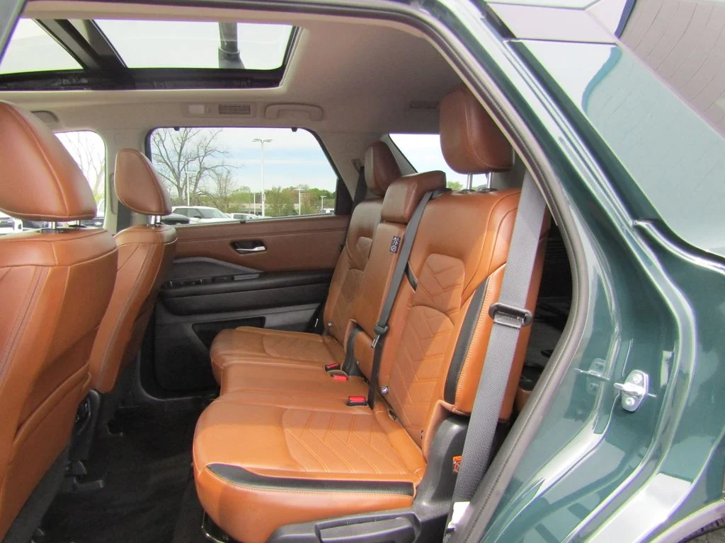 Used 2025 Obsidian Green Pearl Nissan Platinum image 18