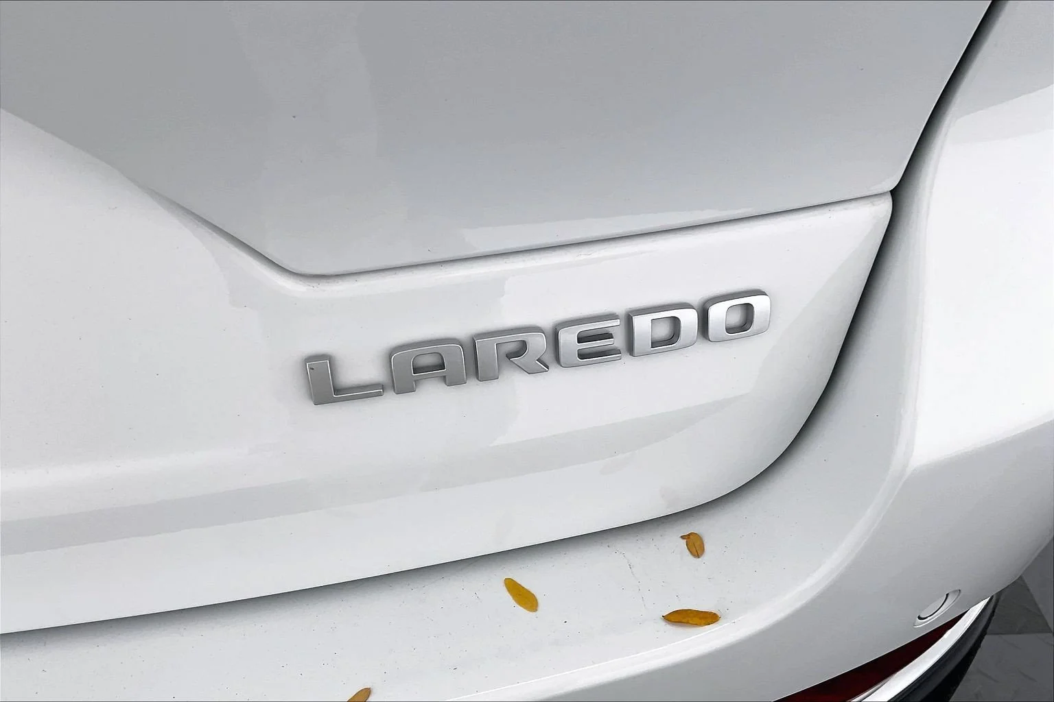 New 2027 PW7 Bright White Clear Coat Jeep Laredo X image 17